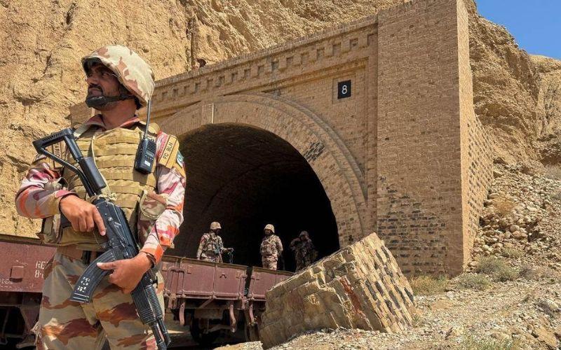 बलोचिस्तान में हथियारबंद लोगों ने जज और पाकिस्तान की सेना ने चार लोगों को अगवा किया