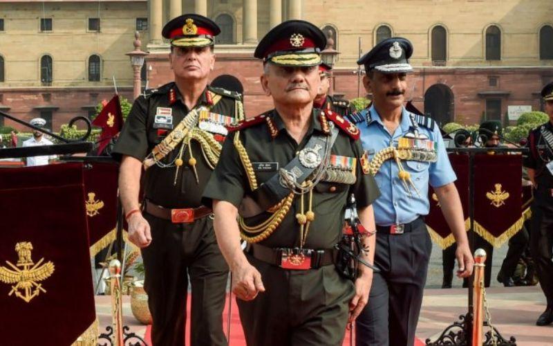 Indian Army: जनरल चौहान और तीनों सेनाओं के प्रमुखों ने शहीदों को श्रद्धांजलि अर्पित की