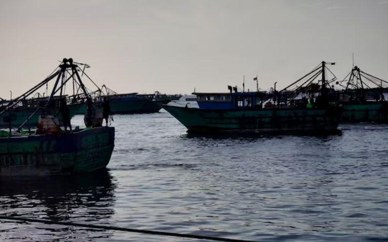 श्रीलंकाई नौसेना ने तमिलनाडु के 30 मछुआरों को हिरासत में लिया, चार ट्रॉलर जब्त