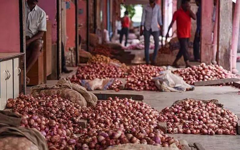 Karnataka: प्याज की कीमत में आई गिरावट, किसानों की मुश्किलें बढ़ी