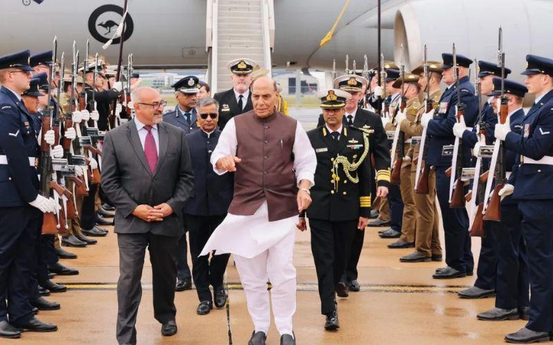 ऑस्ट्रेलिया दौरे पर वॉर मेमोरियल पहुंचे राजनाथ सिंह, शहीदों को किया नमन