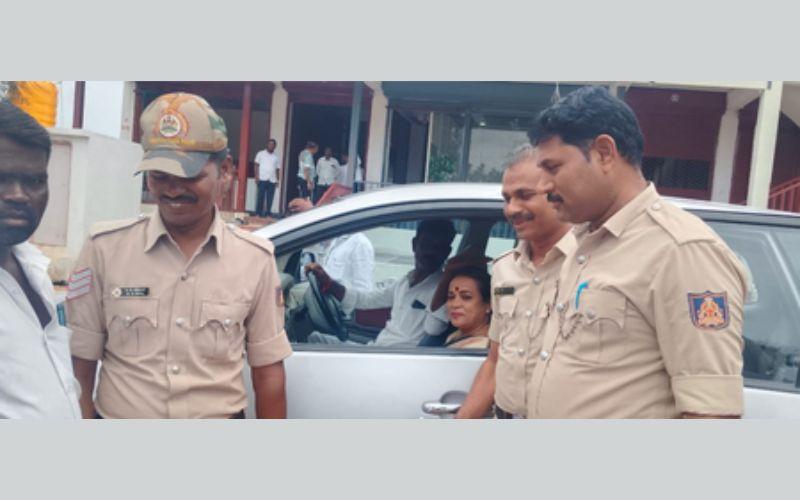 पूर्व मंत्री उमाश्री मस्की अदालत में पेश होने पहुंचीं, कार्यवाही के बहिष्कार के बाद लौटीं