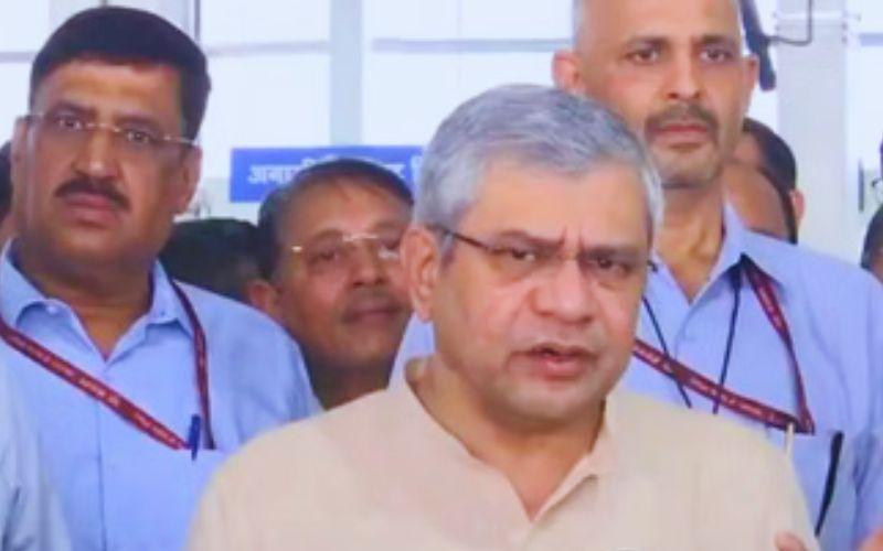 वैष्णव ने नई दिल्ली स्टेशन पर भीड़ को नियंत्रित करने की तैयारियों का लिया जायजा