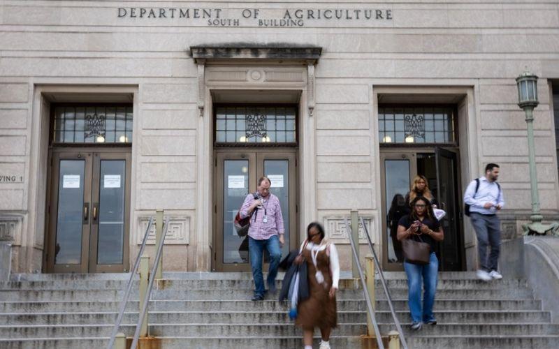 वेंस ने जताई संघीय कर्मचारियों की संख्या में और कटौती की आशंका, शटडाउन का 12वां दिन
