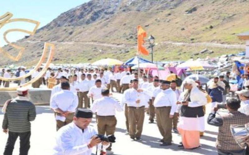 Rudraprayag: बाबा केदारनाथ धाम में पहली बार स्वयंसेवकों का पथ संचलन