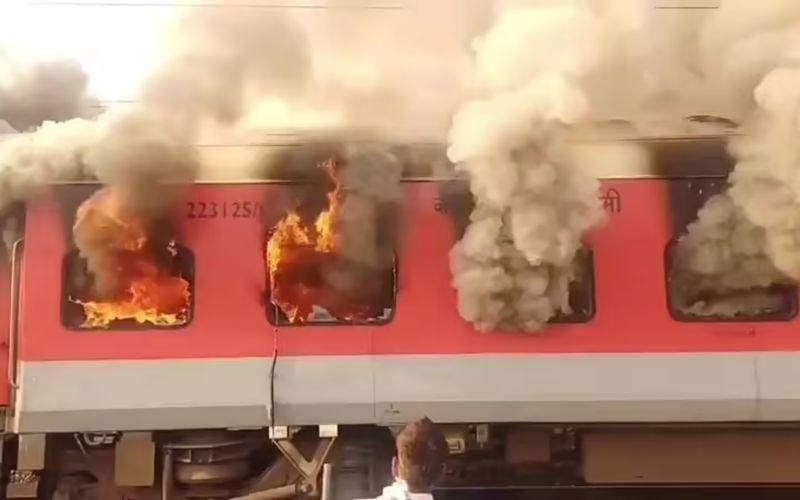 लुधियाना से दिल्ली जा रही गरीब रथ एक्सप्रेस में सरहिंद के पास लगी आग, यात्रियों को सुरक्षित निकाला गया