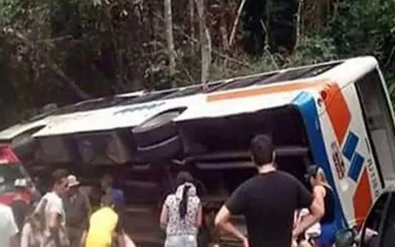 Accident: बड़ा बस हादसा, चट्टान से टकराई यात्रियों से भरी बस, 17 की मौत