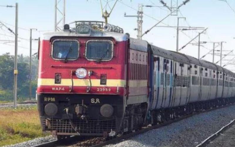 छठ पर्व पर यात्रियों के लिए रेलवे की सौगात, पंजाब से बिहार तक दौड़ेंगी 11 स्पेशल ट्रेन