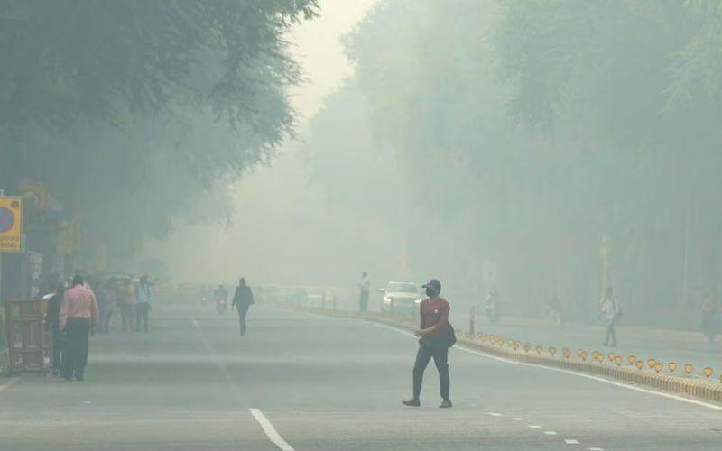 Delhi Pollution: दिल्ली-NCR में जहरीली हुई हवा, AQI इतने के पार