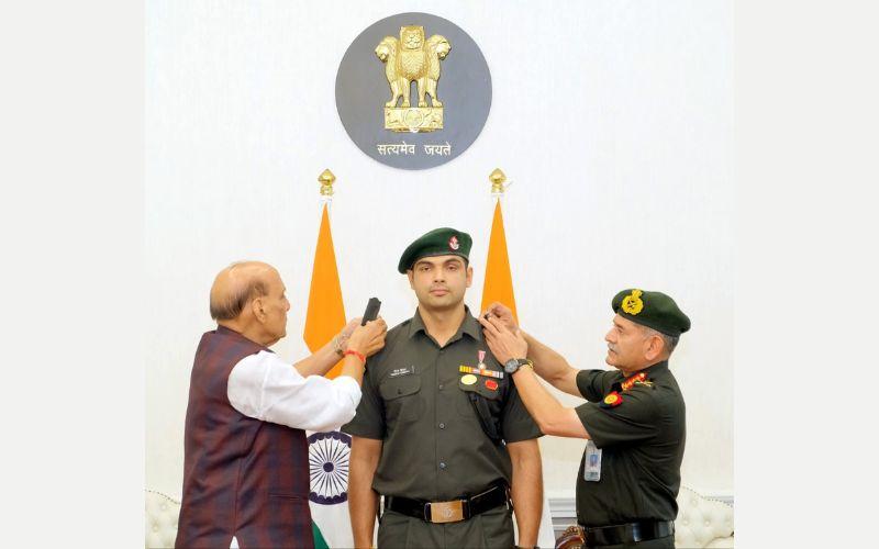 भारत के गोल्डन बॉय बने लेफ्टिनेंट कर्नल, रक्षा मंत्री और सेना प्रमुख ने किया सम्मानित