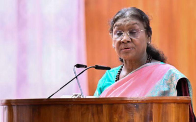 राष्ट्रपति द्रौपदी मुर्मू ने केरल राजभवन में पूर्व राष्ट्रपति केआर नारायणन की प्रतिमा का अनावरण किया