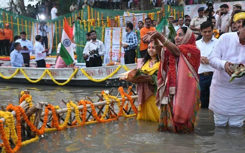 दिल्ली की मुख्यमंत्री ने यमुना घाट पर छठ पूजा में भाग लिया