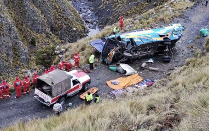 बोलीविया में बस पहाड़ी सड़क से नीचे गिरी, कम से कम 16 लोगों की मौत