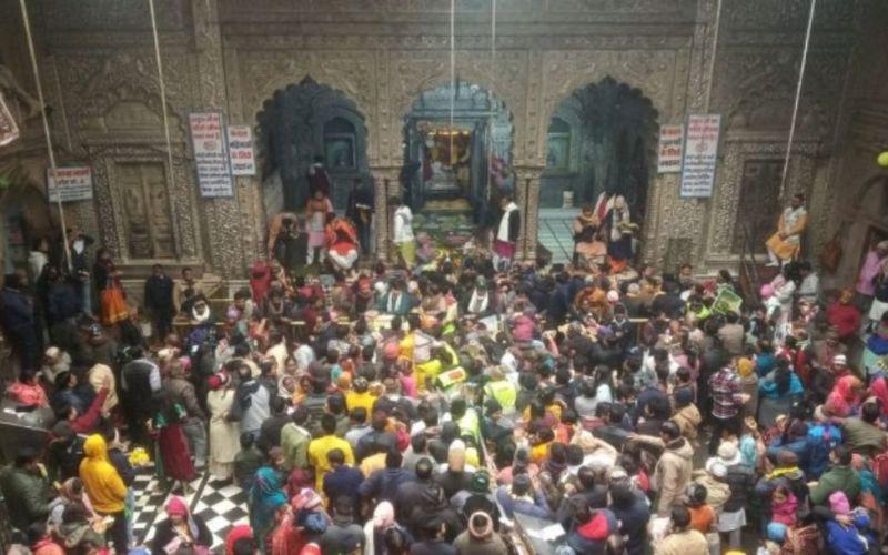 बांके बिहारी मंदिर के गायब खजाने पर विवाद, संतों ने PM से की CBI जांच की मांग