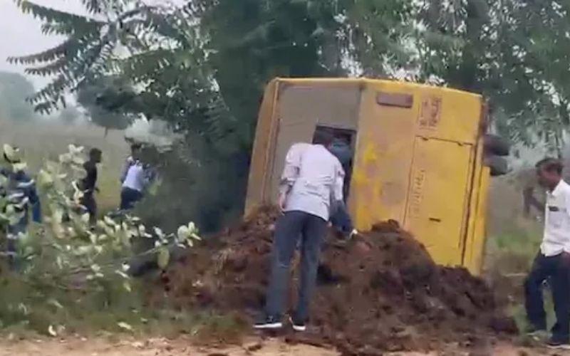 राजस्थान: स्कूल बस पलटने से कई बच्चे घायल, घायलों का इलाज जारी
