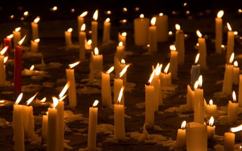 सफेद साड़ी में किन्नरों ने मोमबत्ती मार्च निकाल, दुष्कर्मी को फांसी देने की मांग की