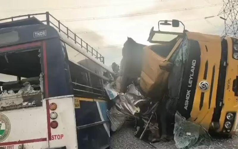 Road Accident: तेलंगाना में भीषण सड़क हादसा, बस और डंपर की टक्कर में 17 की मौत