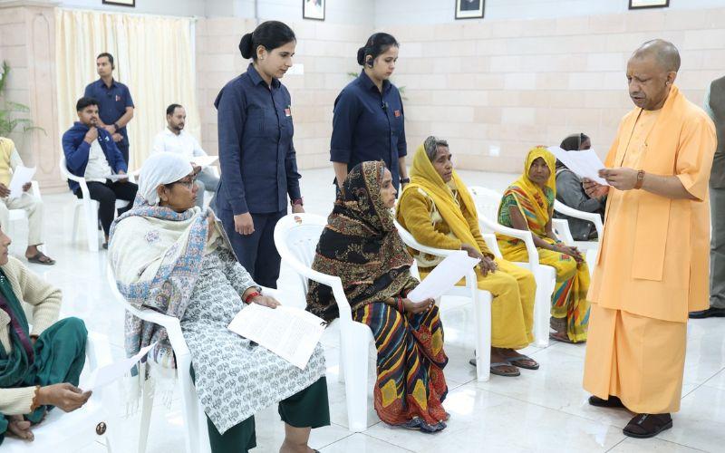 प्रदेशवासियों की सुरक्षा और सम्मान के लिए संकल्पित है सरकार- आदित्यनाथ