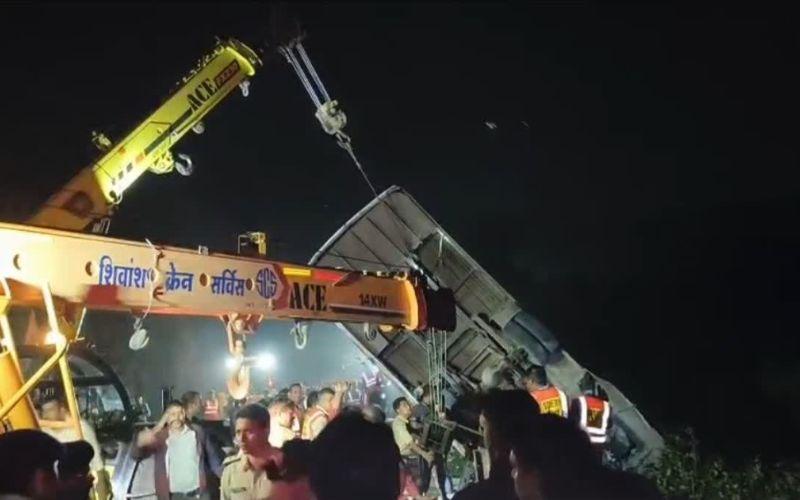 Road Accident: इंदौर-खंडवा हाईवे पर यात्रियों से भरी बस खाई में गिरी, 3 महिलाओं समेत 4 की मौत