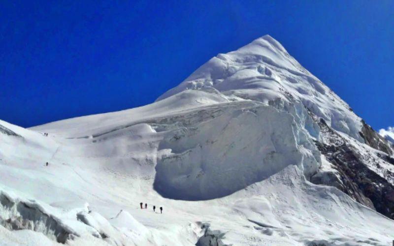 नेपाल में हिमस्खलन के बाद पर्वतारोहियों के शवों की तलाश जारी