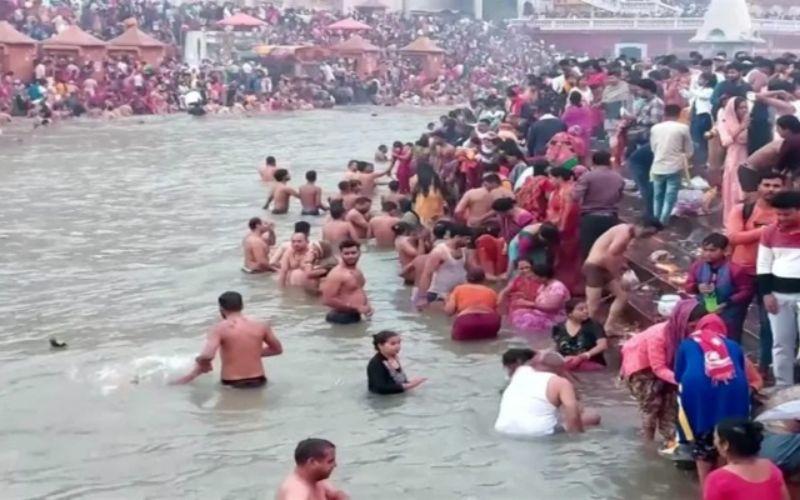 कार्तिक पूर्णिमा पर सूर्य घाट बना श्रद्धा का केंद्र, पवित्र स्नान-दर्शन के लिए पहुंचे सैकड़ों श्रद्धालु