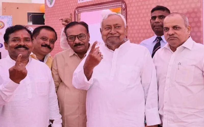 बिहार में पहले चरण की वोटिंग, CM नीतिश कुमार ने किया मतदान