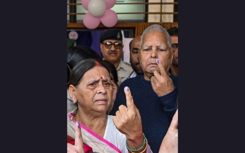 पटना के वेटनरी कॉलेज बूथ पहुंचे लालू यादव और तेजस्वी, डाला वोट