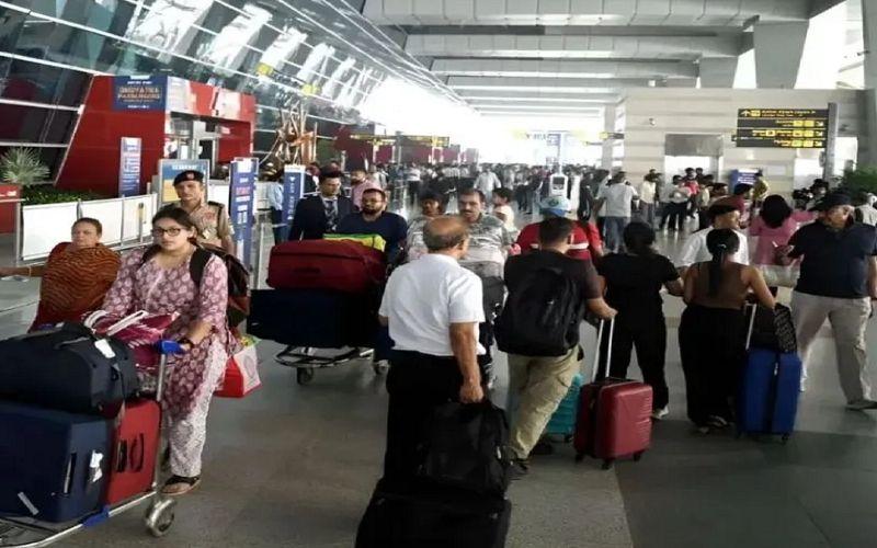 दिल्ली एयरपोर्ट पर ATC में तकनीकी खराबी, 300 फ्लाइट्स लेट