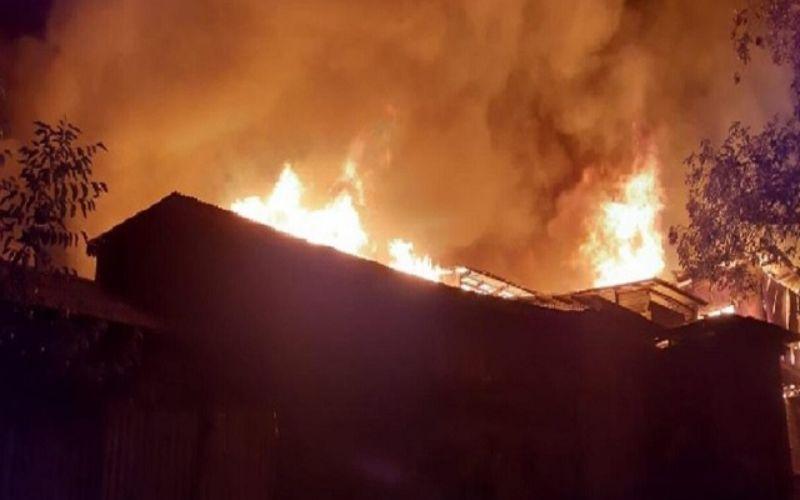 दिल्ली में रिठाला मेट्रो स्टेशन के पास भीषण आग से सैकड़ों झुग्गियां खाक, एक की मौत